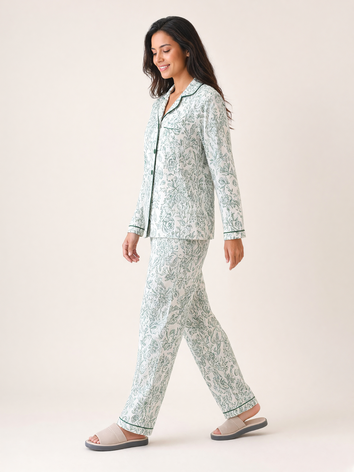 Mujer con pijama Natura Eleganza Verde de algodón Pima, de perfil en estudio. Imagen generada con IA sobre la prenda real.
