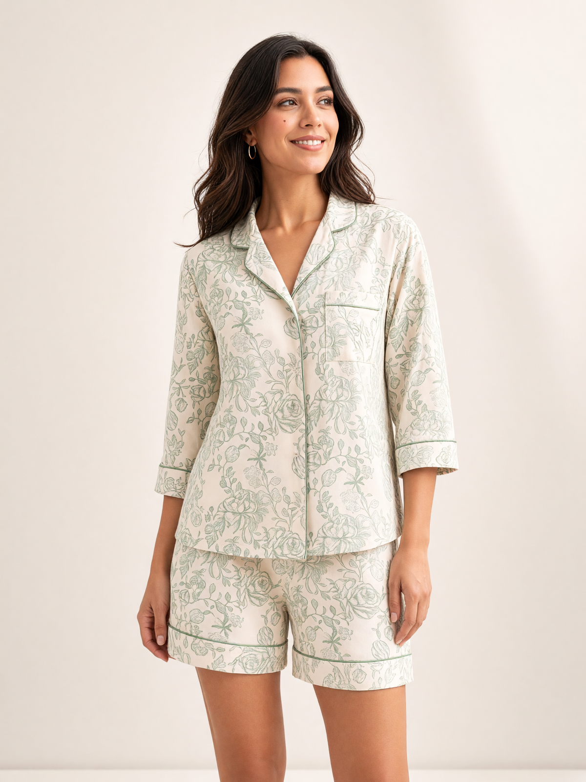 Pijama Rosas Organicas Breeza de algodón Pima, plano medio con el detalle del estampado y la caída de la tela. Imagen generada con IA sobre la prenda real.