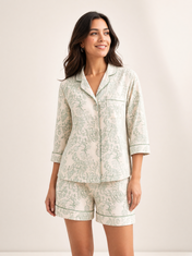 Pijama Rosas Organicas Breeza de algodón Pima, plano medio con el detalle del estampado y la caída de la tela. Imagen generada con IA sobre la prenda real.