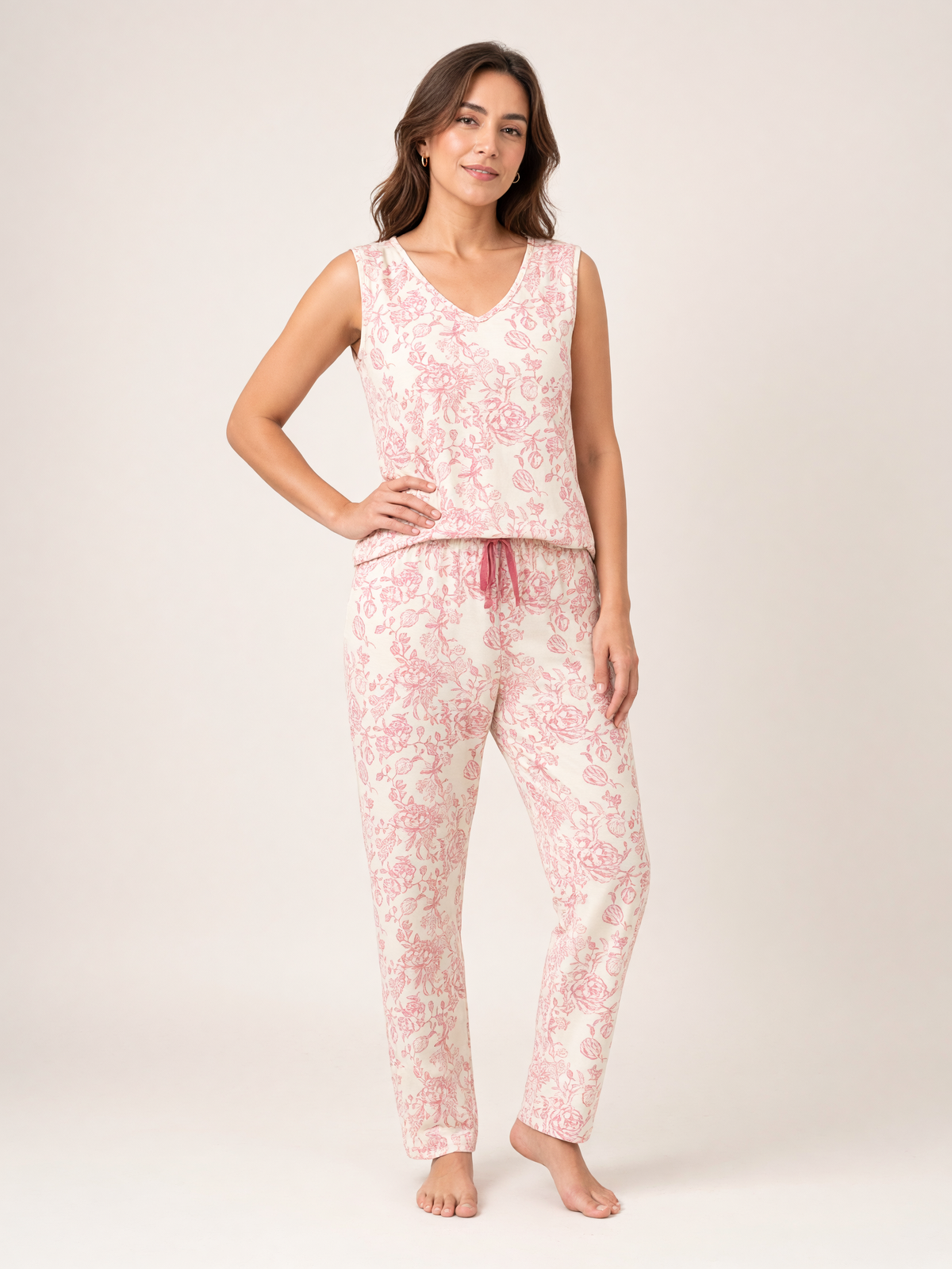 Mujer con pijama Rosas Organicas Freschezza de algodón Pima, de cuerpo entero en estudio. Imagen generada con IA sobre la prenda real.