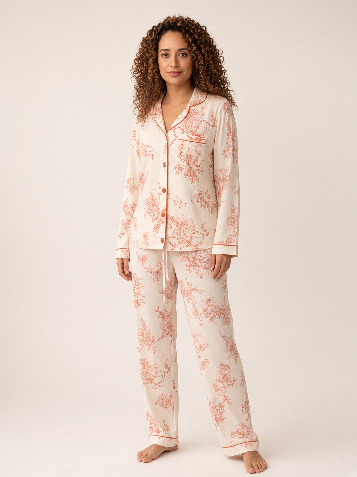 Mujer con pijama Mitos Griegos Eleganza Rosa de algodón Pima, de cuerpo entero en estudio. Imagen generada con IA sobre la prenda real.