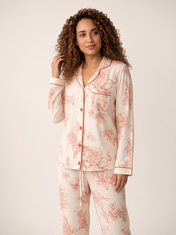 Pijama Mitos Griegos Eleganza Rosa de algodón Pima, plano medio con el detalle del estampado y la caída de la tela. Imagen generada con IA sobre la prenda real.