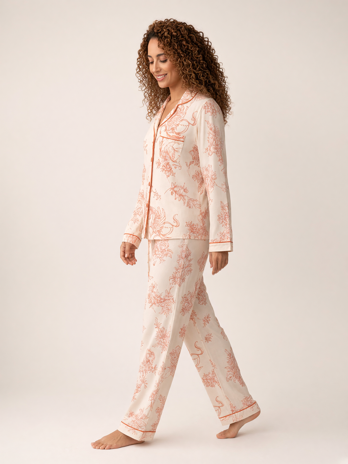 Mujer con pijama Mitos Griegos Eleganza Rosa de algodón Pima, de perfil en estudio. Imagen generada con IA sobre la prenda real.