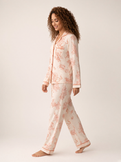Mujer con pijama Mitos Griegos Eleganza Rosa de algodón Pima, de perfil en estudio. Imagen generada con IA sobre la prenda real.