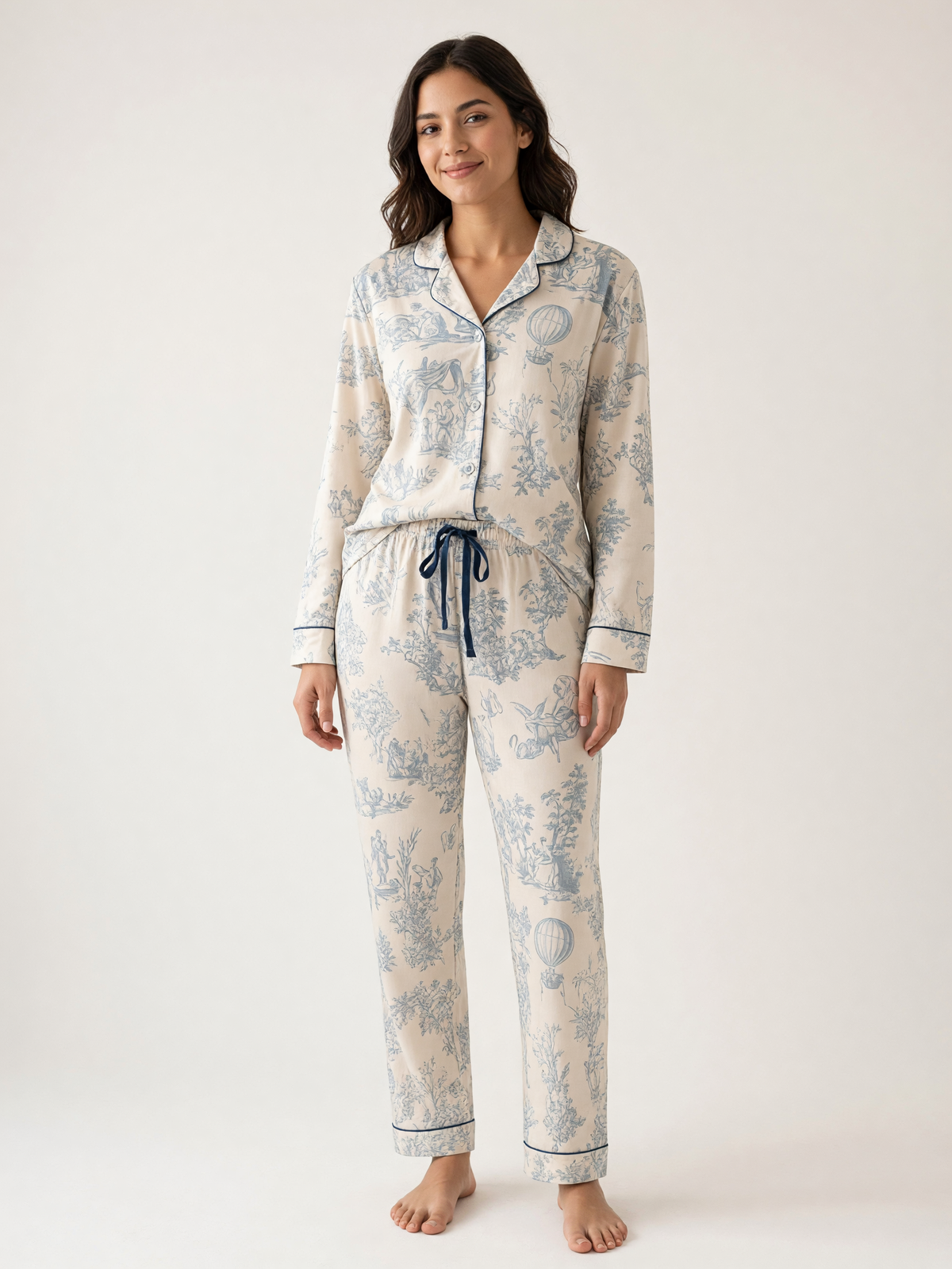 Mujer con pijama Sueños en Vintage Armonía Polvo Azul de algodón Pima, de cuerpo entero en estudio. Imagen generada con IA sobre la prenda real.