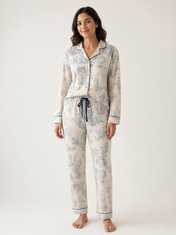 Mujer con pijama Sueños en Vintage Armonía Polvo Azul de algodón Pima, de cuerpo entero en estudio. Imagen generada con IA sobre la prenda real.