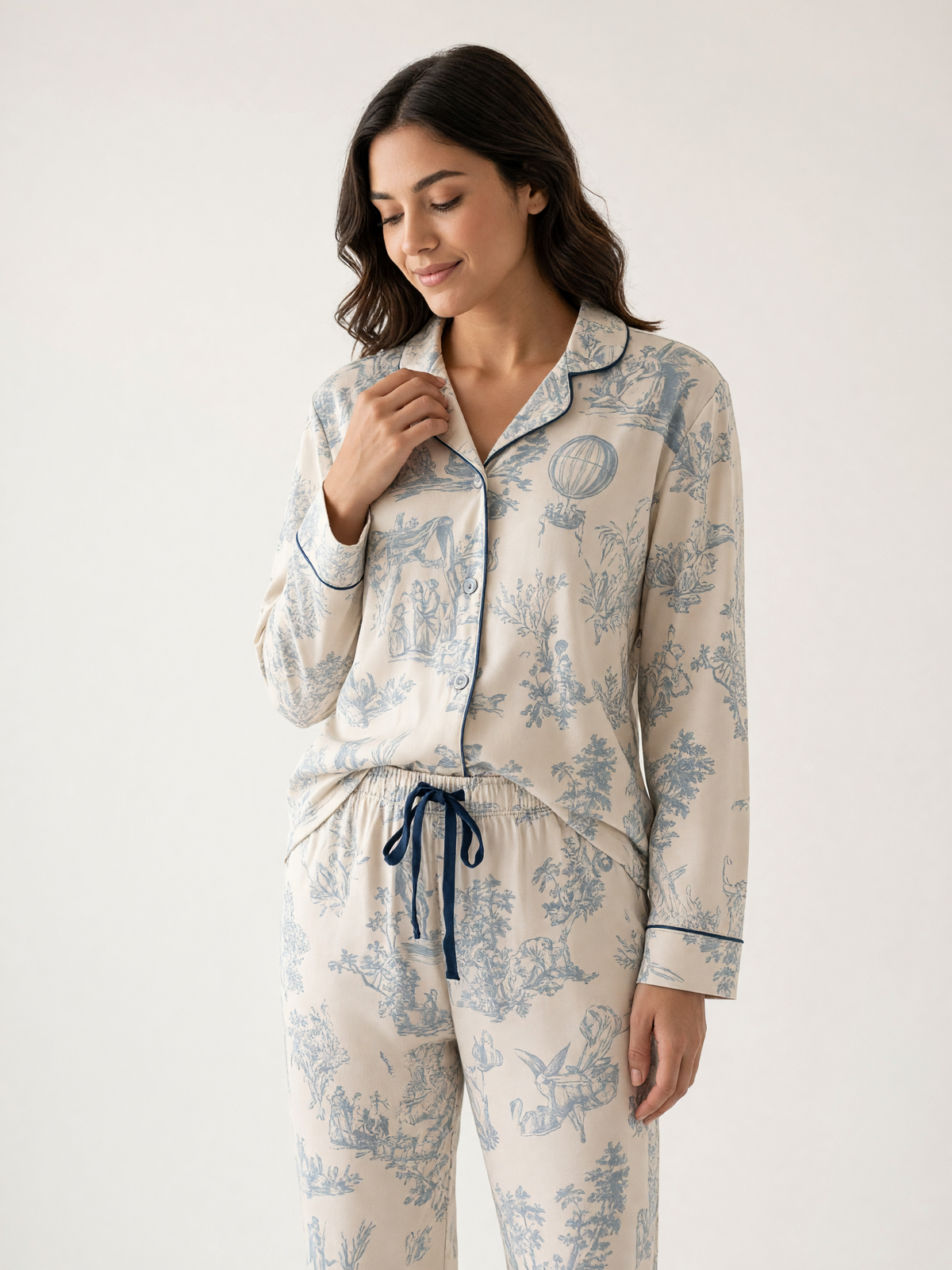 Pijama Sueños en Vintage Armonía Polvo Azul de algodón Pima, plano medio con el detalle del estampado y la caída de la tela. Imagen generada con IA sobre la prenda real.