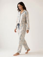 Mujer con pijama Sueños en Vintage Armonía Polvo Azul de algodón Pima, de perfil en estudio. Imagen generada con IA sobre la prenda real.