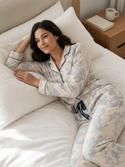 Mujer en casa con pijama Sueños en Vintage Armonía Polvo Azul de algodón Pima, otro momento de descanso. Imagen generada con IA sobre la prenda real.