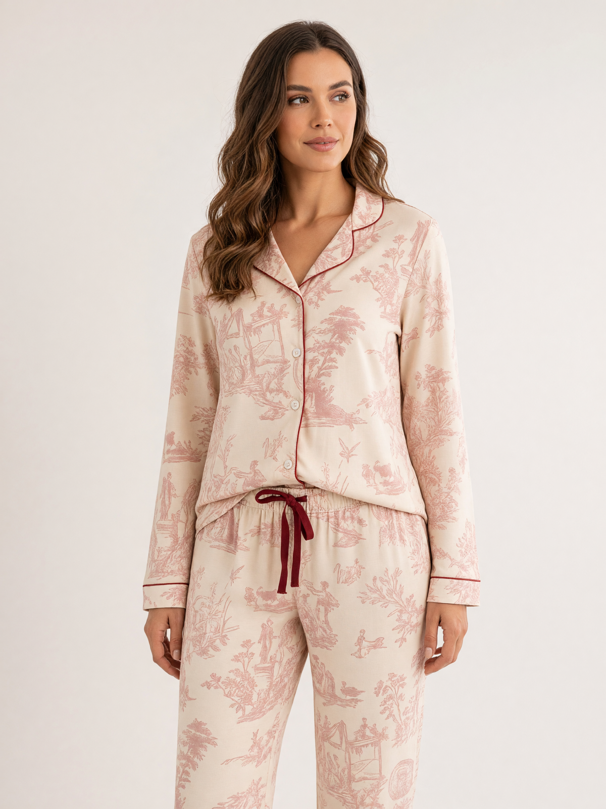 Pijama Sueños en Vintage Armonía Rojo Atardecer de algodón Pima, plano medio con el detalle del estampado y la caída de la tela. Imagen generada con IA sobre la prenda real.