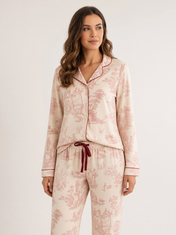 Pijama Sueños en Vintage Armonía Rojo Atardecer de algodón Pima, plano medio con el detalle del estampado y la caída de la tela. Imagen generada con IA sobre la prenda real.