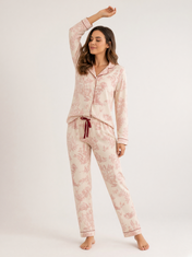 Mujer con pijama Sueños en Vintage Armonía Rojo Atardecer de algodón Pima, de perfil en estudio. Imagen generada con IA sobre la prenda real.