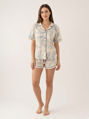 Mujer con pijama Sueños en Vintage Incanto Polvo Azul de algodón Pima, de cuerpo entero en estudio. Imagen generada con IA sobre la prenda real.