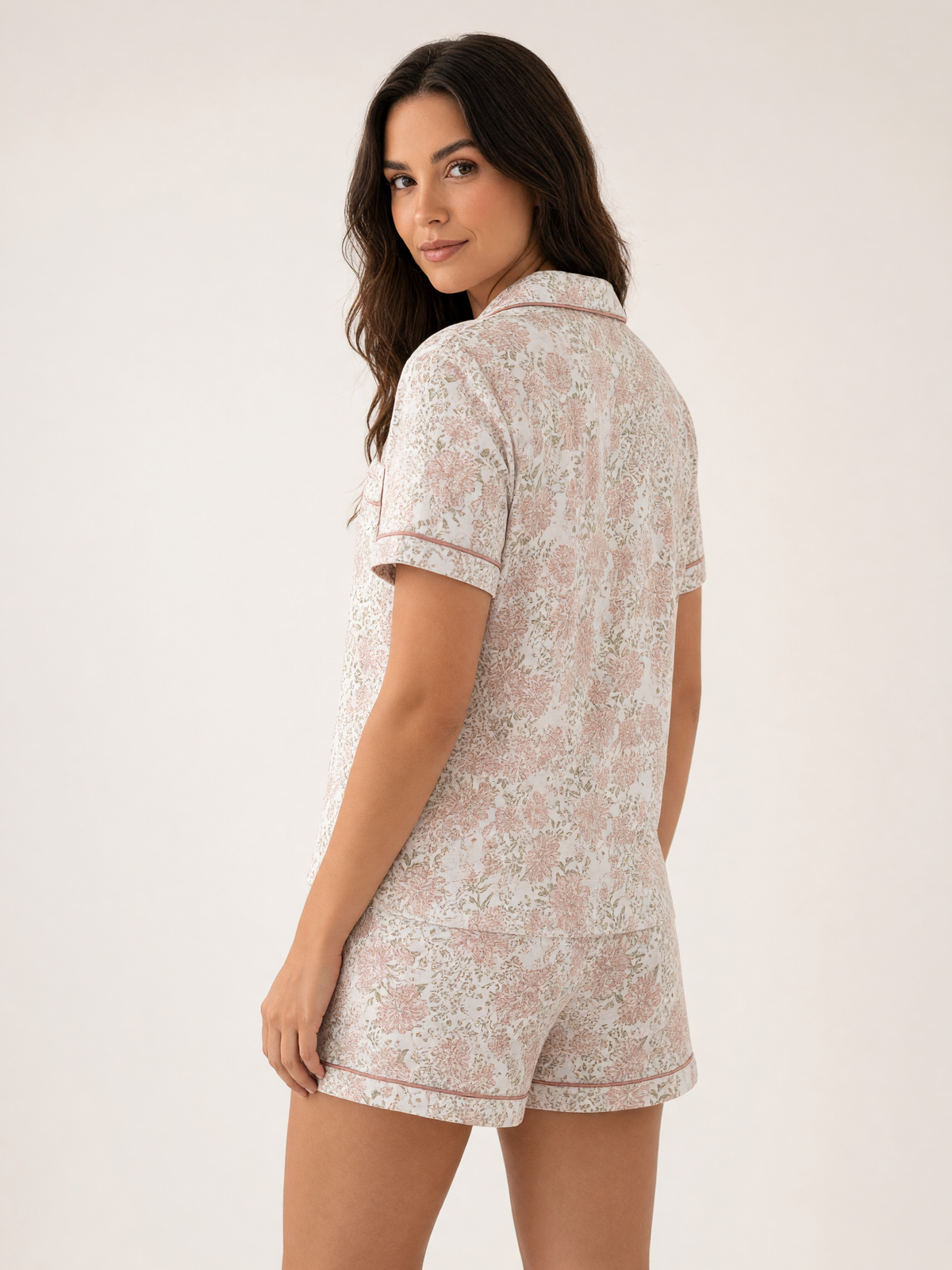 Mujer con pijama Susurro Floral Amore Eco White de algodón Pima, de perfil en estudio. Imagen generada con IA sobre la prenda real.