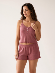 Pijama Velo Di Fiori Illumina Rojo Atardecer de algodón Pima, plano medio con el detalle del estampado y la caída de la tela. Imagen generada con IA sobre la prenda real.