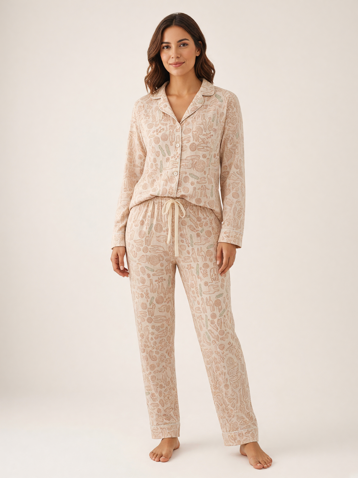 Mujer con pijama Wayra Llama Felicita Natural de algodón Pima, de cuerpo entero en estudio. Imagen generada con IA sobre la prenda real.
