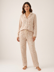 Mujer con pijama Wayra Llama Felicita Natural de algodón Pima, de cuerpo entero en estudio. Imagen generada con IA sobre la prenda real.