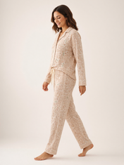 Mujer con pijama Wayra Llama Felicita Natural de algodón Pima, de perfil en estudio. Imagen generada con IA sobre la prenda real.